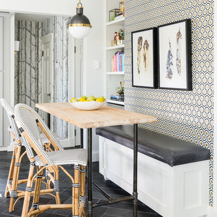 Immagine di una piccola sala da pranzo classica con pavimento in ardesia e pareti multicolore
