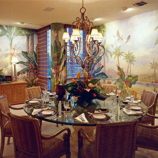 Geschlossenes, Großes Tropenstil Esszimmer ohne Kamin mit bunten Wänden, Teppichboden und weißem Boden in Miami