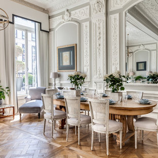 Ispirazione per una sala da pranzo vittoriana con pareti grigie e pavimento in legno massello medio