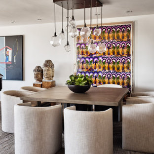 Idée de décoration pour une salle à manger ouverte sur le salon design avec un mur blanc, moquette, aucune cheminée et un sol multicolore.