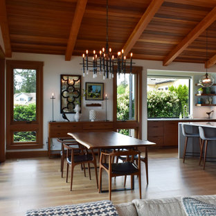 Esempio di una sala da pranzo aperta verso il soggiorno design con pareti bianche, parquet chiaro, pavimento beige, travi a vista, soffitto a volta e soffitto in legno