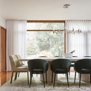 Inspiration för stora moderna matplatser med öppen planlösning, med brunt golv, vita väggar och mellanmörkt trägolv