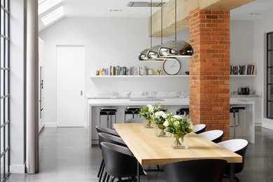 Diseño de comedor contemporáneo grande abierto con suelo de cemento, suelo gris y paredes blancas