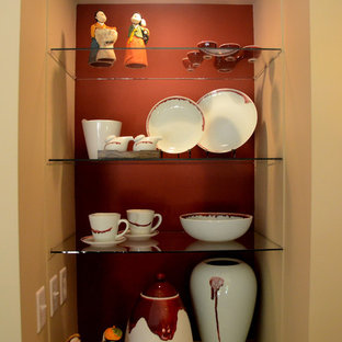 Geschlossenes, Großes Asiatisches Esszimmer ohne Kamin mit beiger Wandfarbe und Teppichboden in Chicago