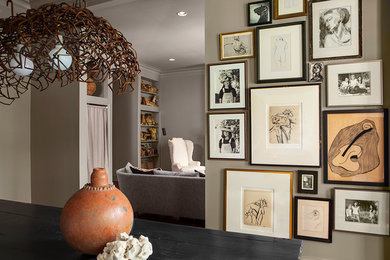 Inspiration pour une petite salle à manger ouverte sur le salon design avec un mur gris et parquet clair.