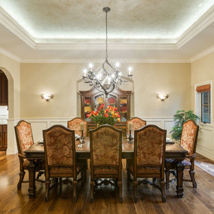 Idee per una grande sala da pranzo stile rurale chiusa con pareti beige, pavimento in legno massello medio, nessun camino e pavimento marrone