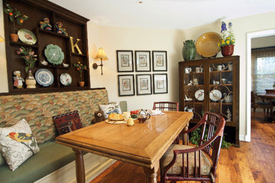 Klassische Wohnküche ohne Kamin mit beiger Wandfarbe, braunem Holzboden und braunem Boden in Los Angeles
