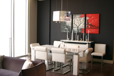 Cette photo montre une salle à manger ouverte sur le salon tendance de taille moyenne avec parquet foncé, un mur gris et aucune cheminée.