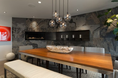 Aménagement d'une grande salle à manger ouverte sur la cuisine contemporaine avec un mur blanc, une cheminée ribbon, un manteau de cheminée en carrelage et un sol en bois brun.