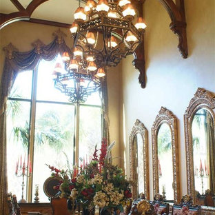 Aménagement d'une grand salle à manger méditerranéenne fermée avec un mur beige, un sol en calcaire et aucune cheminée.