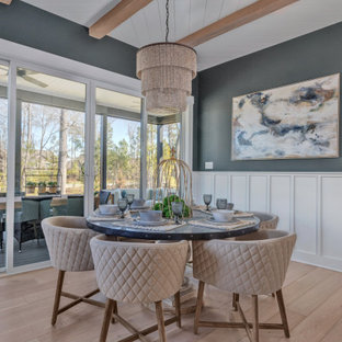 Exemple d'une salle à manger nature avec un mur gris, un sol en bois brun, un sol marron, un plafond en poutres apparentes, un plafond en lambris de bois et boiseries.
