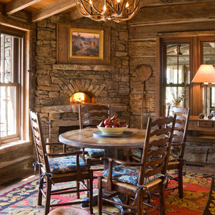 Idee per una sala da pranzo stile rurale con cornice del camino in pietra e camino ad angolo