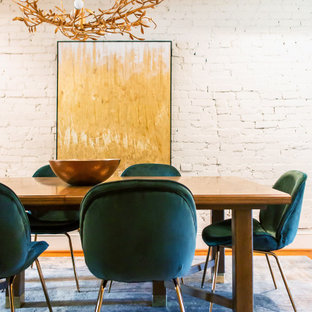 Inspiration för en liten eklektisk separat matplats, med vita väggar, mellanmörkt trägolv och brunt golv