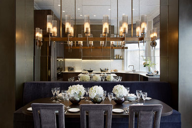 Immagine di una sala da pranzo aperta verso il soggiorno tradizionale con pareti con effetto metallico