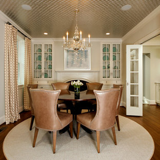 Idee per una sala da pranzo tradizionale con pareti beige, parquet scuro e camino classico