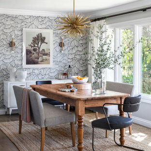 Idéer för att renovera en mellanstor vintage matplats, med grå väggar, mellanmörkt trägolv och brunt golv