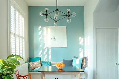 Esempio di una sala da pranzo aperta verso il soggiorno chic con pareti multicolore, parquet chiaro e pavimento beige