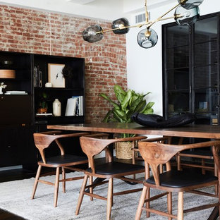 Exempel på en minimalistisk matplats med öppen planlösning, med röda väggar och mörkt trägolv