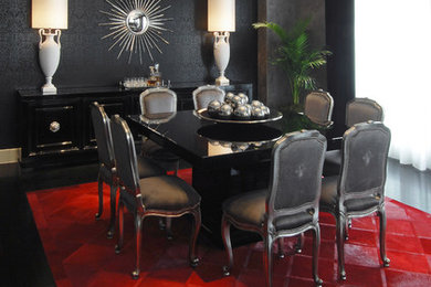 Modelo de comedor actual con paredes negras, suelo negro y cortinas