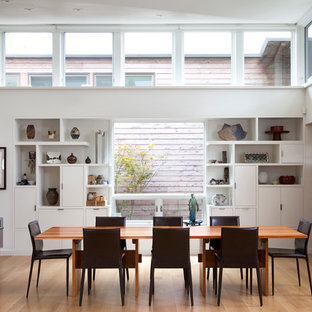 Ispirazione per una sala da pranzo minimalista con pareti bianche e pavimento in legno massello medio