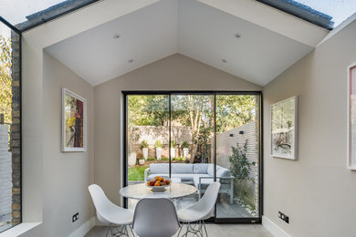 Источник вдохновения для домашнего уюта: столовая среднего размера в современном стиле с коричневыми стенами и серым полом
