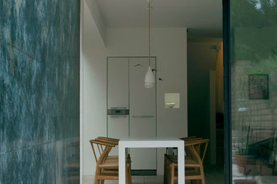 На фото: столовая среднего размера в скандинавском стиле