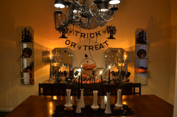 Contemporary Dining Room Halloween Decor