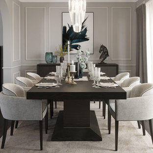 Idee per una sala da pranzo chic di medie dimensioni e chiusa con pareti grigie, pavimento in compensato e pavimento marrone