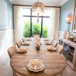 Ispirazione per una sala da pranzo stile marino chiusa e di medie dimensioni con pareti grigie, pavimento in marmo e nessun camino