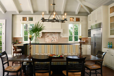 Idée de décoration pour une salle à manger ouverte sur la cuisine tradition de taille moyenne avec un mur gris, parquet foncé et un sol marron.