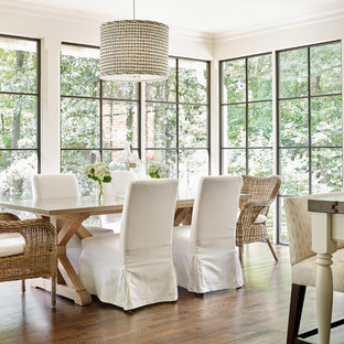 Modelo de comedor clásico con paredes beige y suelo de madera oscura