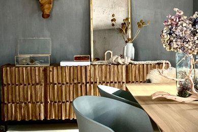 Immagine di una sala da pranzo boho chic chiusa e di medie dimensioni con pareti grigie, parquet chiaro e pavimento beige