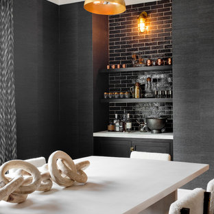 Idée de décoration pour une grand salle à manger nordique fermée avec un mur gris, un sol en bois clair, aucune cheminée et un sol beige.