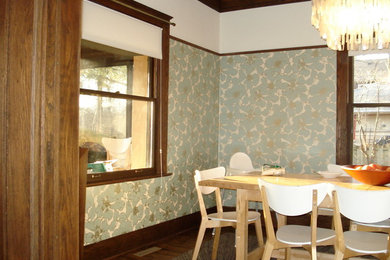 Idéer för mellanstora vintage separata matplatser, med flerfärgade väggar, mörkt trägolv och brunt golv