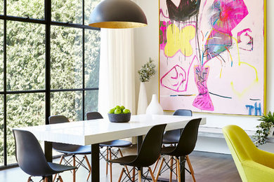 Ispirazione per un'ampia sala da pranzo aperta verso il soggiorno contemporanea con pareti bianche, pavimento in legno massello medio e pavimento marrone