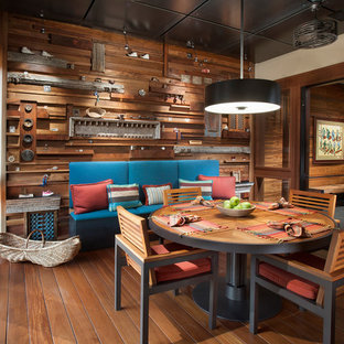 Idee per una grande sala da pranzo aperta verso la cucina stile americano con pavimento in legno massello medio, pavimento marrone e pareti marroni