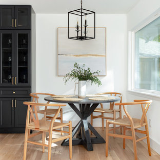Inspiration för ett mellanstort maritimt kök med matplats, med ljust trägolv, vita väggar och beiget golv