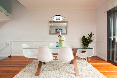 Mittelgroße Moderne Wohnküche mit braunem Holzboden und weißer Wandfarbe in Brisbane