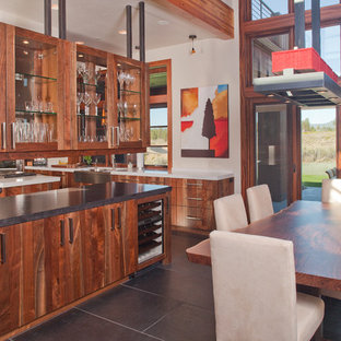 Imagen de comedor de estilo americano, grande, abierto, sin chimenea, con paredes beige, suelo de pizarra y suelo gris