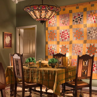 Esempio di una sala da pranzo aperta verso la cucina stile americano di medie dimensioni con pareti verdi, pavimento in legno massello medio, camino classico, cornice del camino in pietra e pavimento marrone