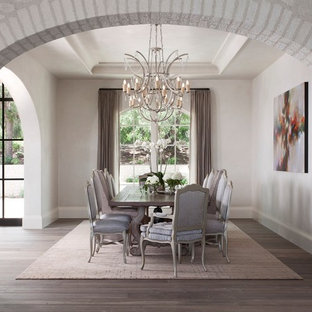 Immagine di una grande sala da pranzo mediterranea con parquet scuro, nessun camino, pavimento marrone e pareti beige