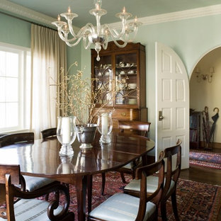 Foto di una sala da pranzo mediterranea chiusa e di medie dimensioni con pareti blu, pavimento in legno massello medio e nessun camino