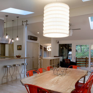 Ispirazione per una grande sala da pranzo aperta verso la cucina minimalista con pareti bianche, parquet chiaro e nessun camino