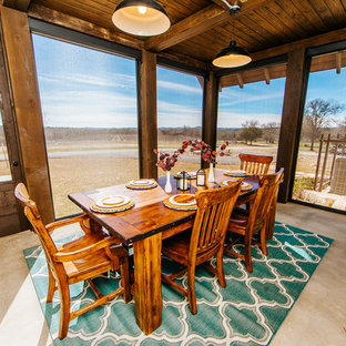 Idee per una grande sala da pranzo country chiusa con pavimento in cemento e pavimento verde