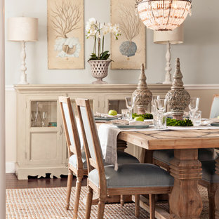 Esempio di una sala da pranzo costiera di medie dimensioni con pareti beige, parquet scuro e nessun camino