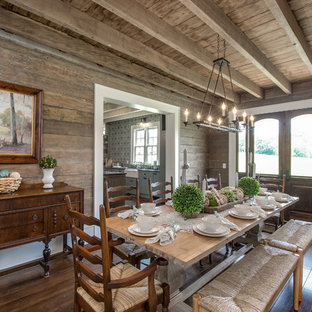 Inspiration pour une salle à manger rustique fermée avec un mur marron et un sol en bois brun.