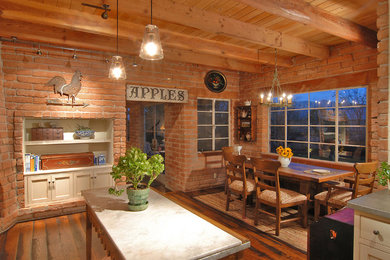 フェニックスにある広いカントリー風のおしゃれなダイニングキッチン (濃色無垢フローリング、標準型暖炉) の写真