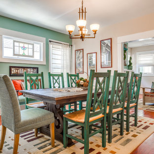 Foto di una sala da pranzo american style chiusa e di medie dimensioni con pareti beige, parquet scuro e nessun camino