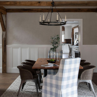 Esempio di una sala da pranzo country di medie dimensioni con pareti grigie, pavimento in legno massello medio, pavimento marrone, travi a vista e boiserie