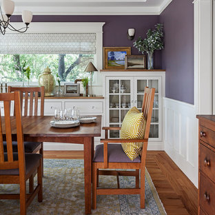 Ispirazione per una sala da pranzo classica chiusa con pareti viola, parquet scuro e pavimento marrone